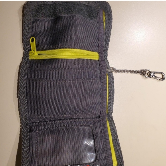 GAP tri-fold velcro wallet with chain - Picture 3 of 4